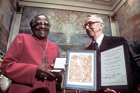  El Premio Nobel de la Paz y su impacto en la reconciliación racial: Un vistazo a Desmond Tutu y su lucha por Sudáfrica